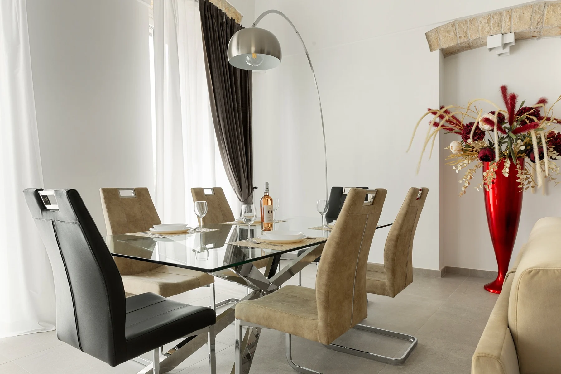 Zona pranzo luminosa di una suite
