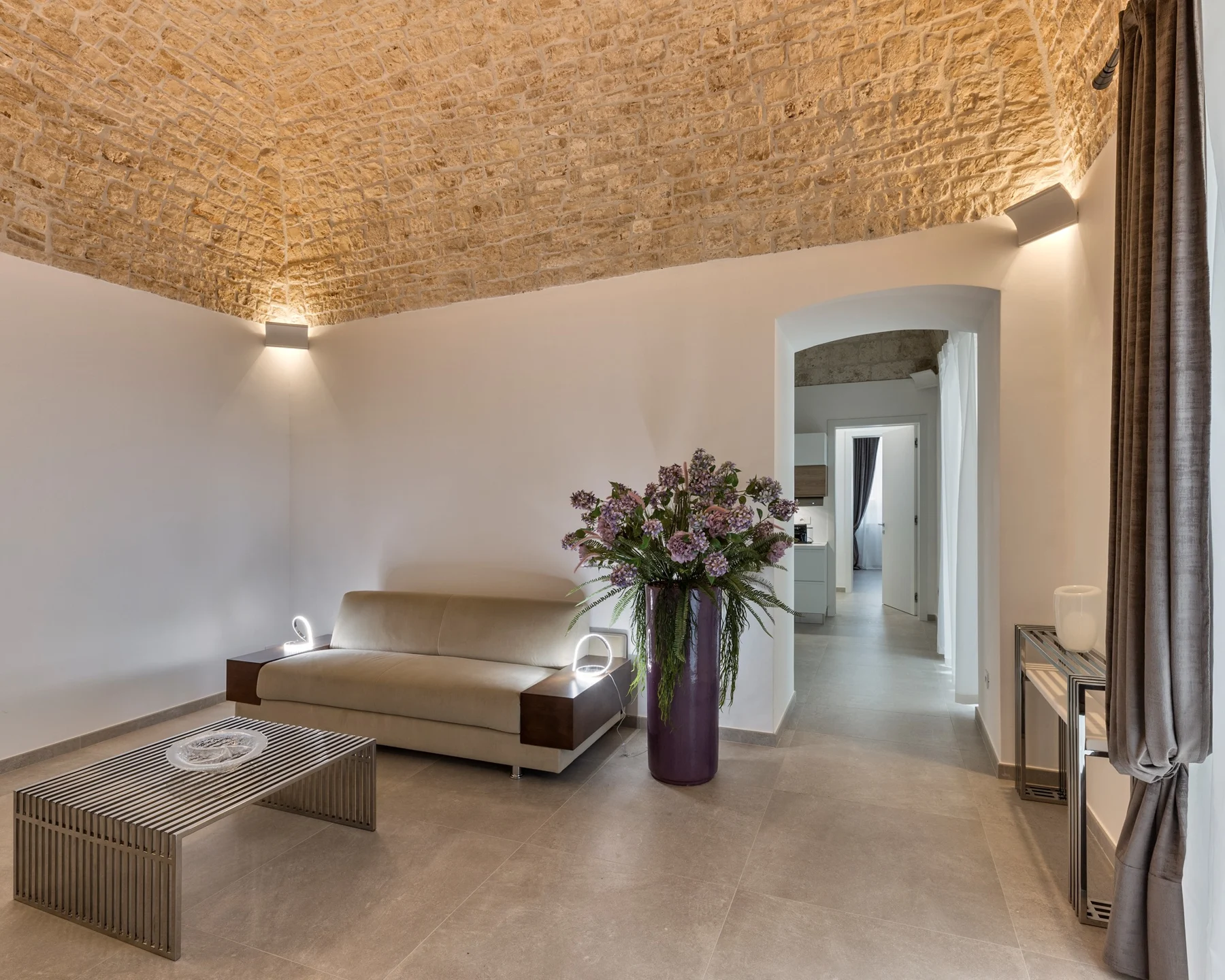Salotto della suite con volta in pietra
