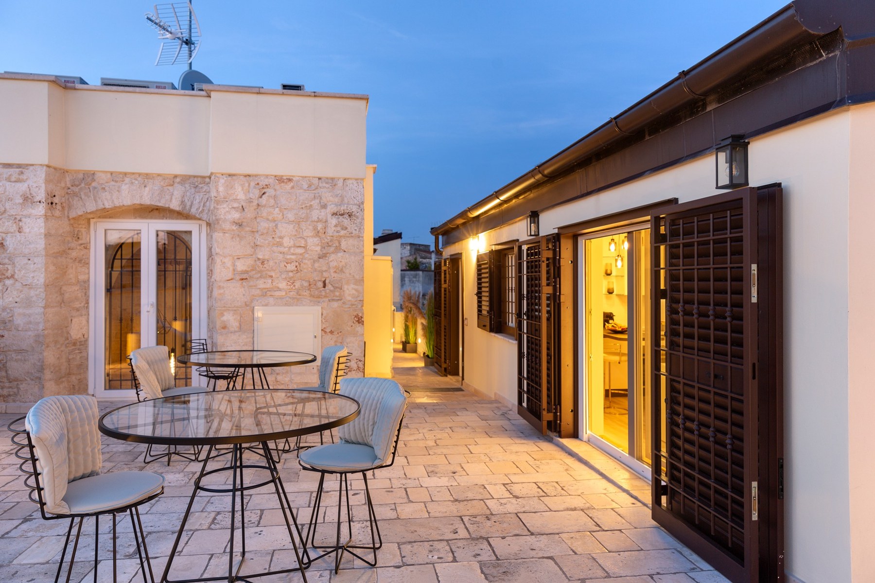 La terrazza di Casa Massima illuminata al crepuscolo